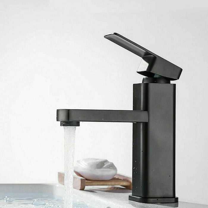 Robinet salle de bain noire