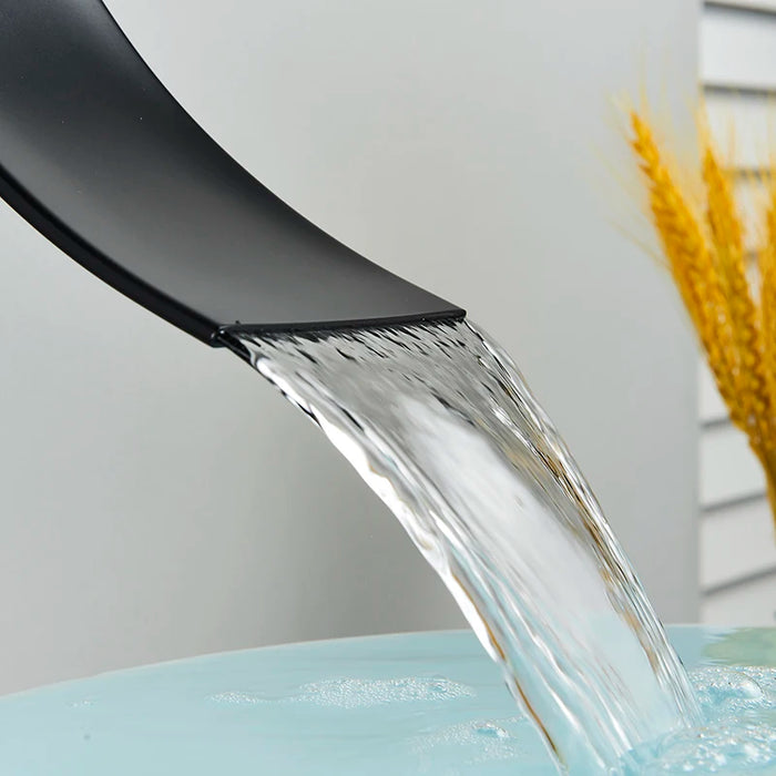 Robinet salle de bain cascade design