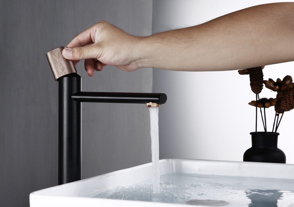 Robinet salle de bain noir et or